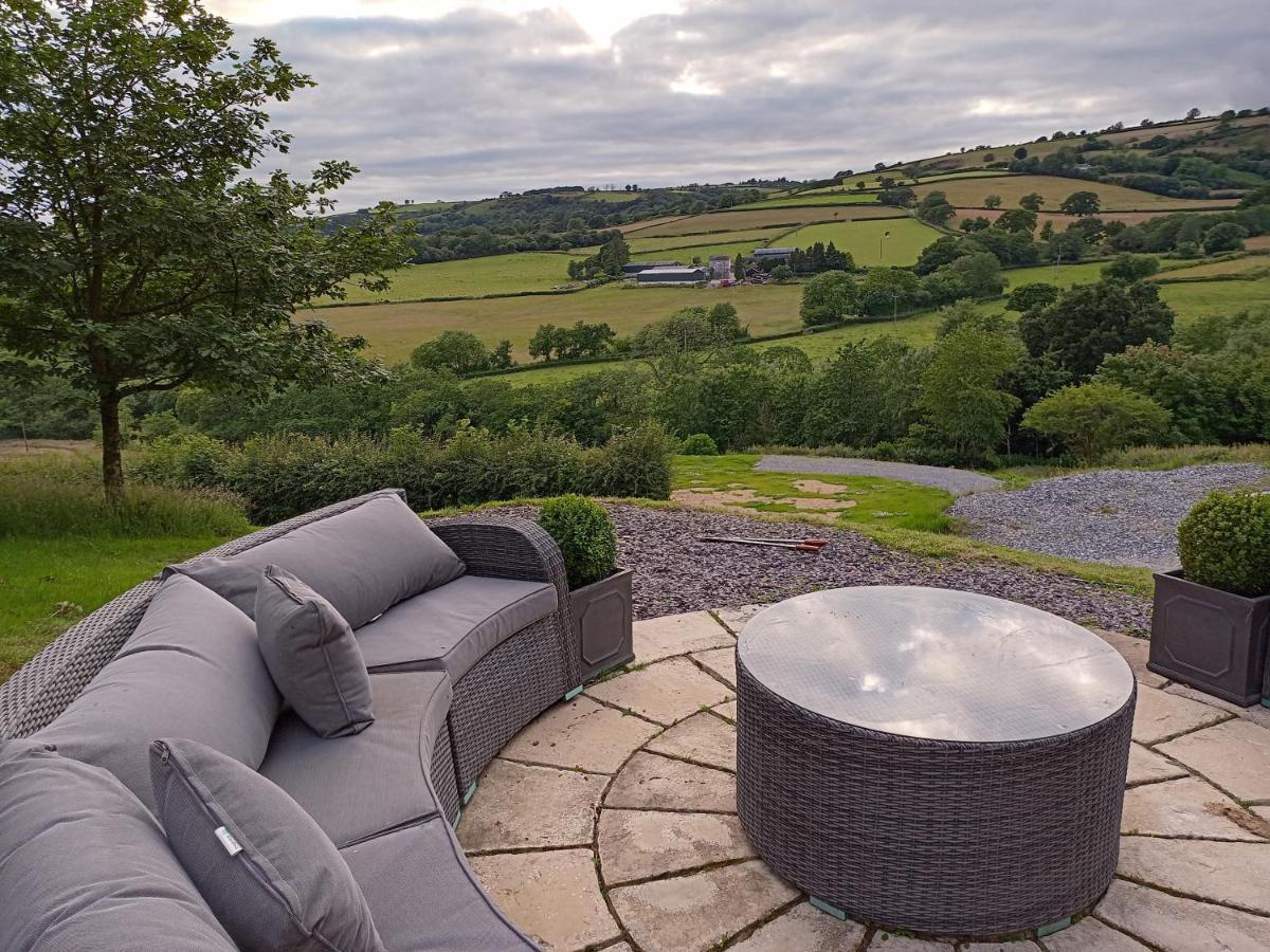 Отель Oak Tree Farm Llanfynydd Экстерьер фото