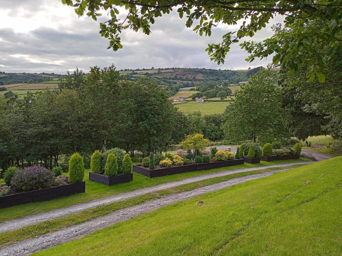Отель Oak Tree Farm Llanfynydd Экстерьер фото