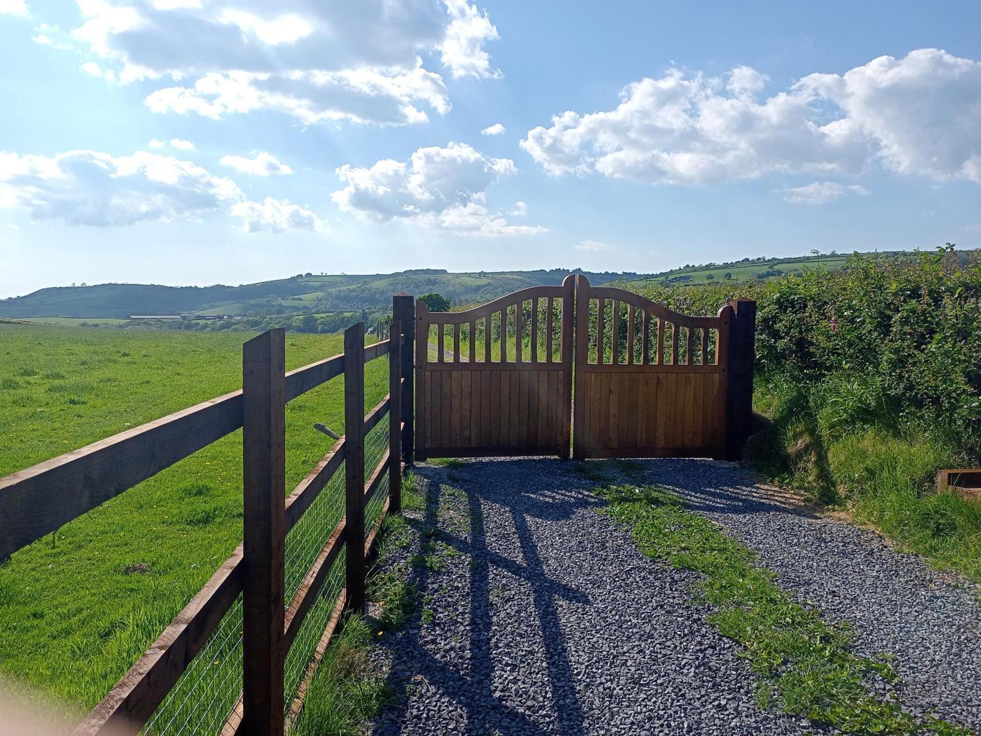 Отель Oak Tree Farm Llanfynydd Экстерьер фото
